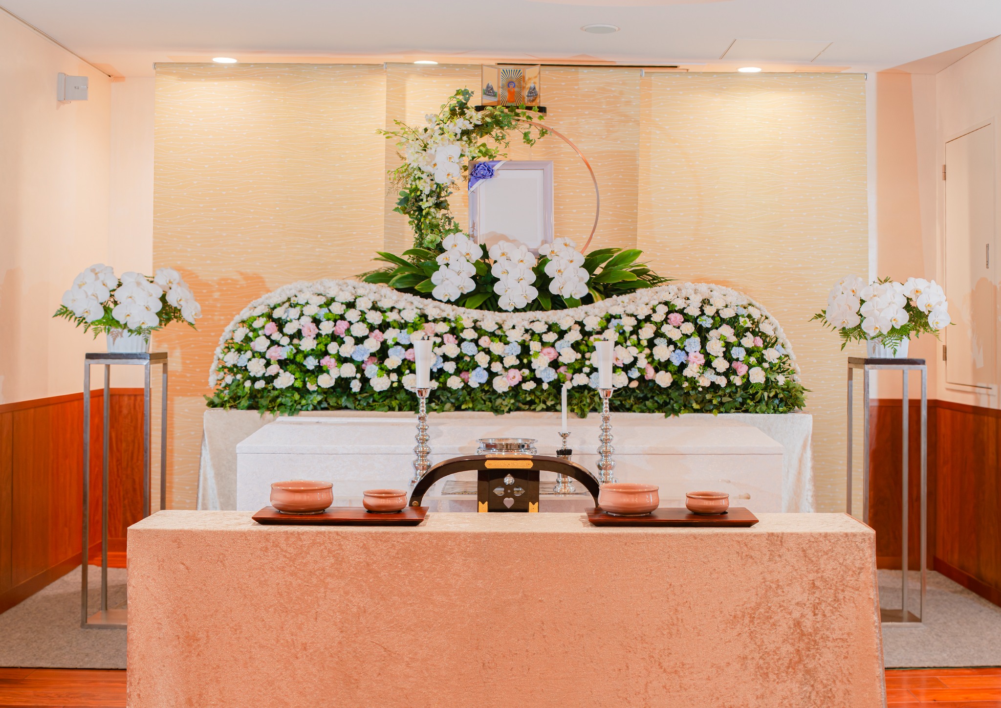 白い花に包まれた、風花 ふうかホールゆいの祭壇